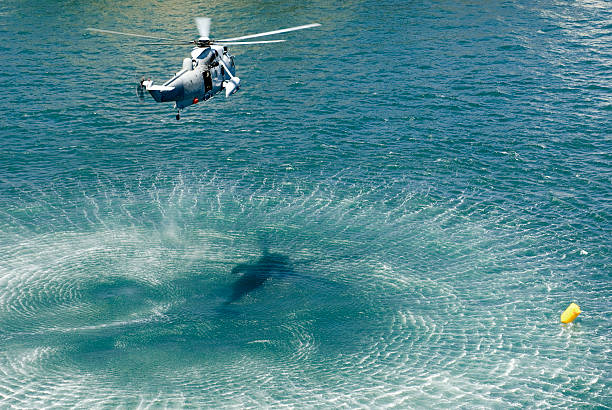 hélicoptère bleu marine de la mer avec très grand lit - survoler photos et images de collection