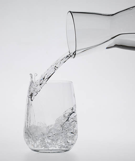 wasserglas - pouring water carafe glass - fotografias e filmes do acervo