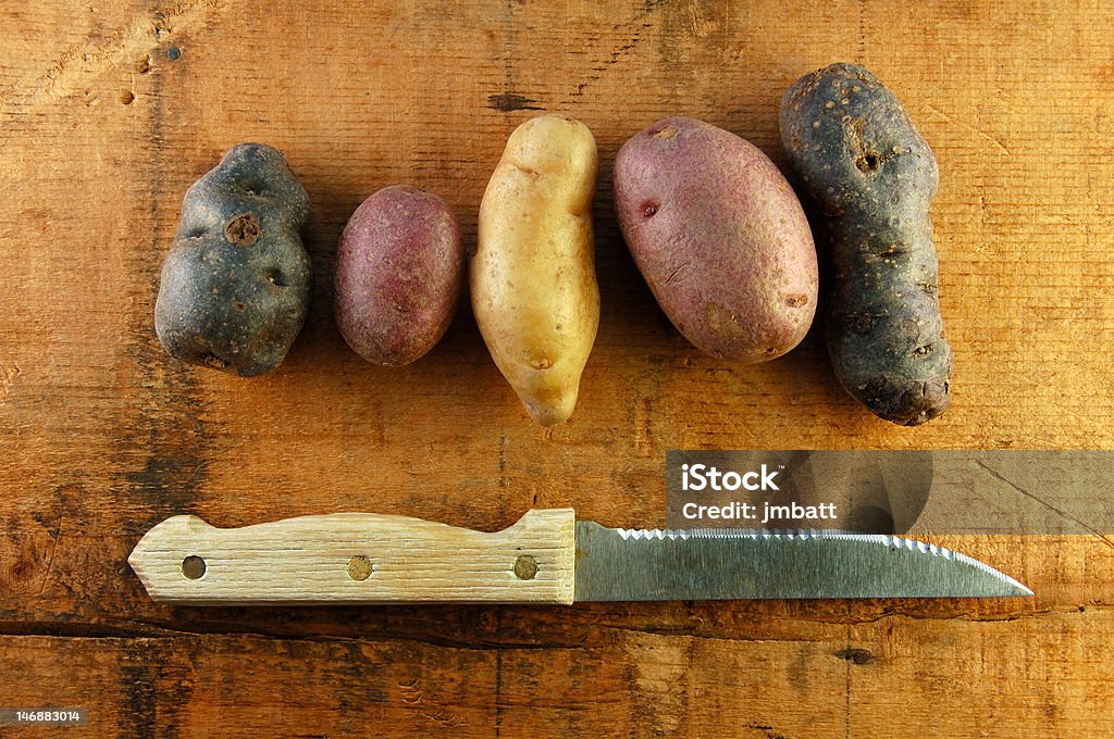 Variedade de batatas na mesa de madeira - Foto de stock de Alimentação Saudável royalty-free