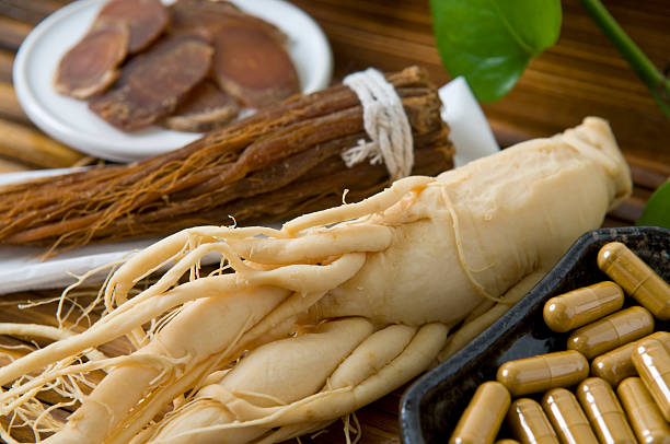 ginseng seco fatias, cápsulas e raízes - ginseng root herbal medicine panax imagens e fotografias de stock