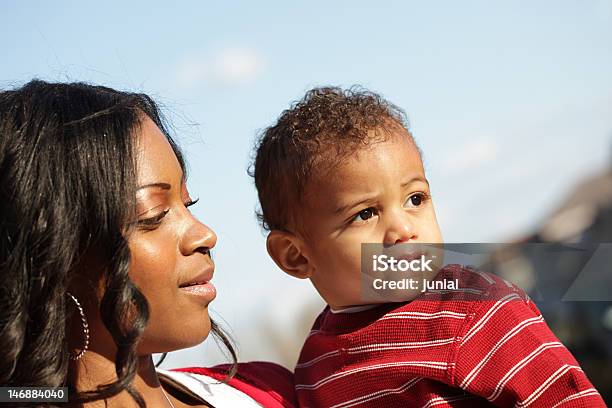 Juntos Al Aire Libre Foto de stock y más banco de imágenes de 12-17 meses - 12-17 meses, 20 a 29 años, 6-11 meses