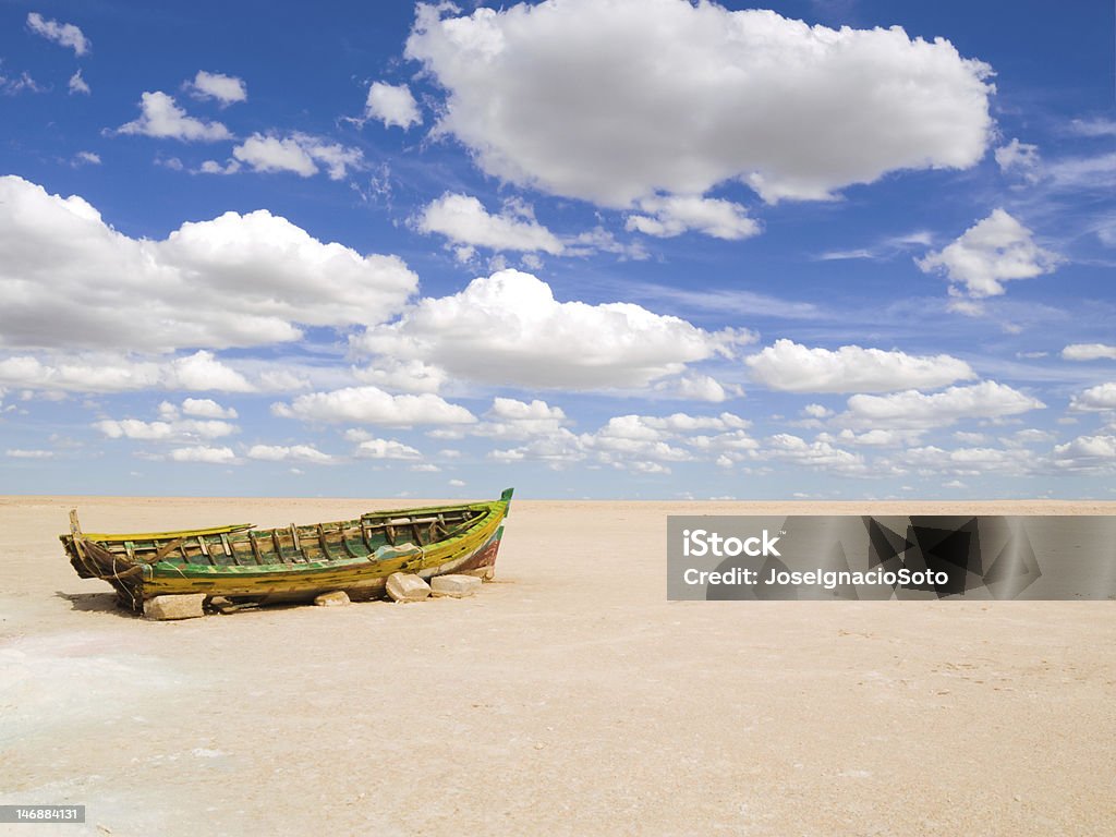 Antiguo barco en el lago seco - Foto de stock de Abandonado libre de derechos