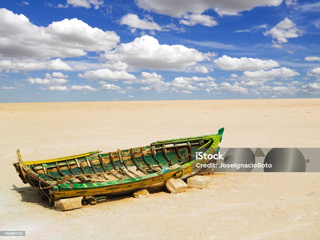Vieux bateau sur un Lac asséché - Photo de A l'abandon libre de droits
