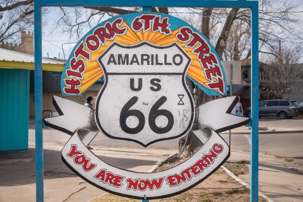 route 66 - amarillo, texas - road trip sign journey route 66 photos et images de collection