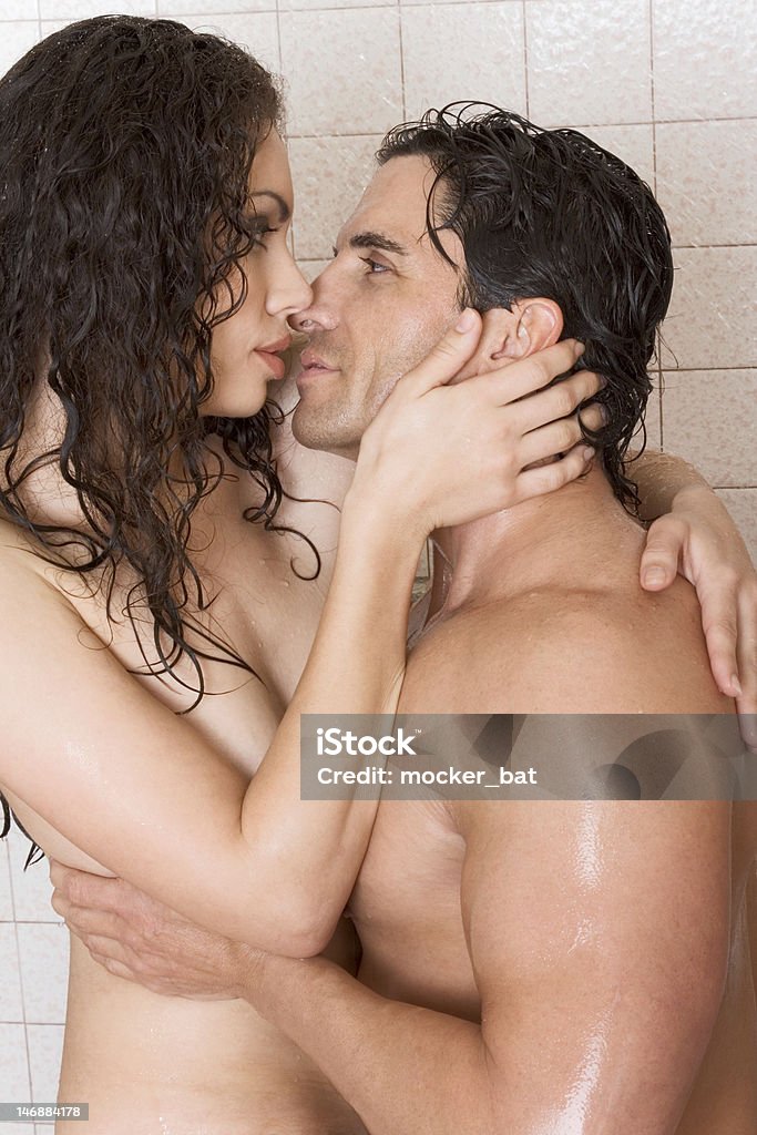Nu homme et femme dans l'amour s'embrasser sous la douche - Photo de Douche libre de droits