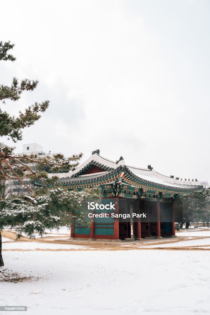พระราชวังถ็อกซูกุงที่มีหิมะตกในฤดูหนาวในกรุงโซลประเทศเกาหลี ภาพสต็อก -  ดาวน์โหลดรูปภาพตอนนี้ - Istock