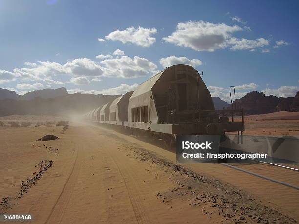 Comboio De Mercadorias No Deserto - Fotografias de stock e mais imagens de Amarelo - Amarelo, Ao Ar Livre, Areia