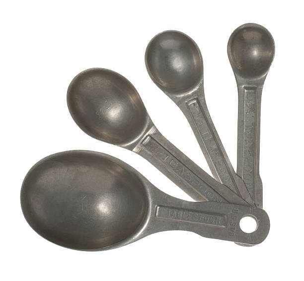 ensemble d'aluminium cuillers à mesures - tablespoon old scratched spoon photos et images de collection