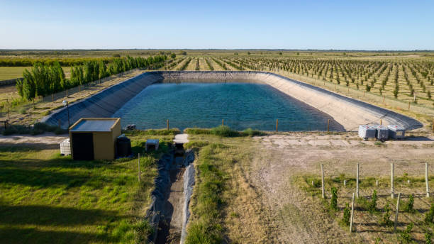 vista aérea de un tanque de agua (piscina) para riego en la agricultura. - water retention fotografías e imágenes de stock