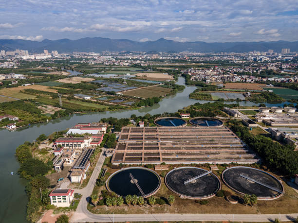 vue aérienne des réservoirs carrés et circulaires de traitement des eaux usées de la station d’épuration - wastewater water sewage treatment plant garbage photos et images de collection