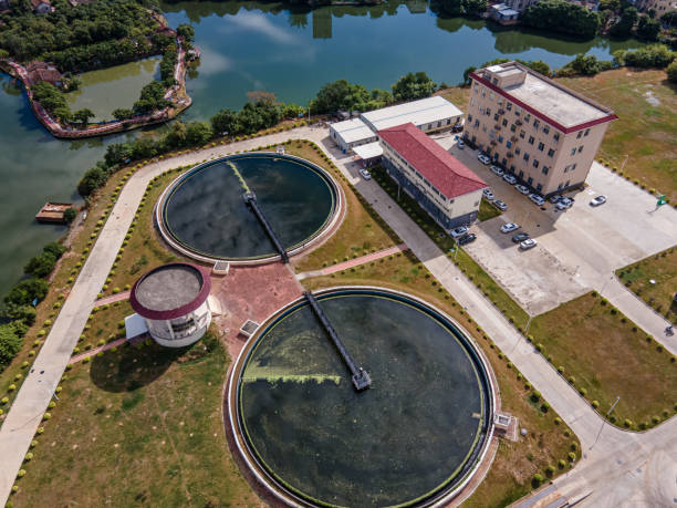 vue aérienne du réservoir d’eaux usées circulaire de la station d’épuration - wastewater water sewage treatment plant garbage photos et images de collection