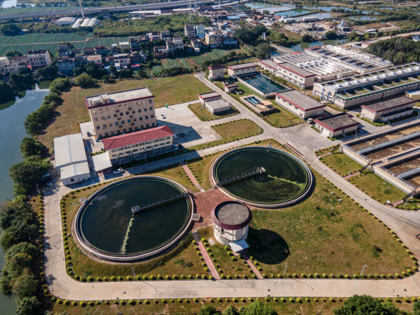 vue aérienne du réservoir d’eaux usées circulaire de la station d’épuration - wastewater water sewage treatment plant garbage photos et images de collection