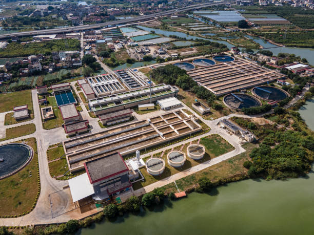 vue aérienne des stations d’épuration des eaux usées dans la ville moderne - wastewater water sewage treatment plant garbage photos et images de collection