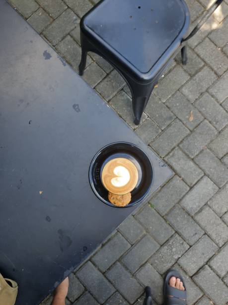 the sky is clear with a comfortable coffee and cake place