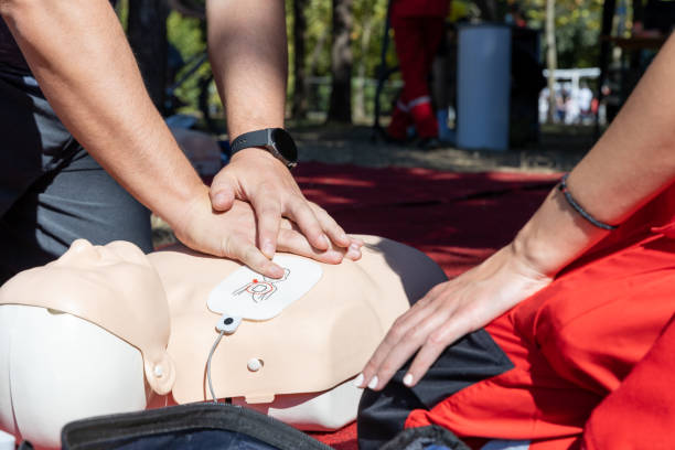 응급 처치, cpr, aed 교육 또는 인증 수업 - cpr first aid paramedic rescue 뉴스 사진 이미지