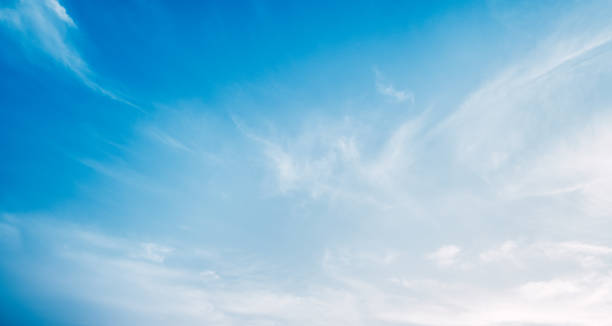 nube blanca con fondo de cielo azul - paisaje con nubes fotografías e imágenes de stock