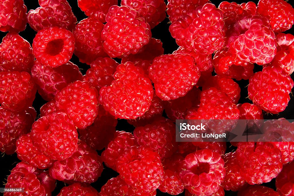 Raspberries en negro - Foto de stock de Alimento libre de derechos