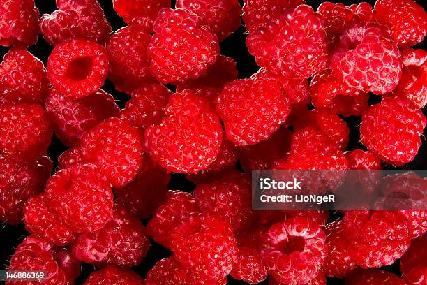 Raspberries En Negro Foto de stock y más banco de imágenes de Alimento - Alimento, Baya, Belleza