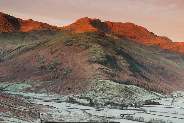 zima rano światło słoneczne na bowfell, angielskie pojezierze - nature rough cumbria sunlight zdjęcia i obrazy z banku zdjęć