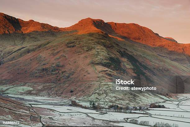 Зимнее Утренний Солнечный Свет На Bowfell Озёрный Край Англии — стоковые фотографии и другие картинки Langdale