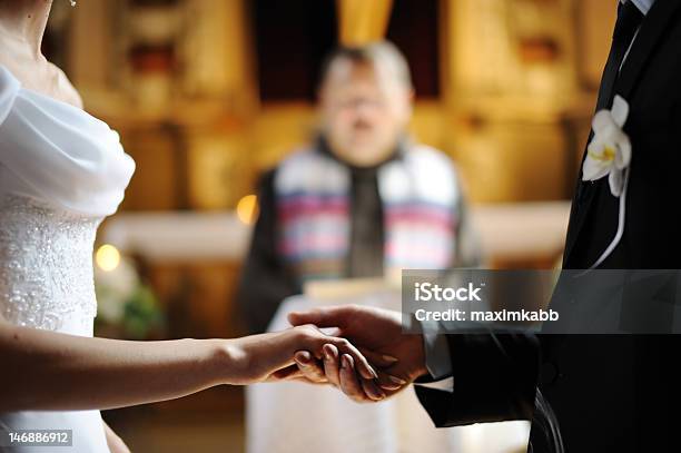 Panna Młoda I Pana Młodego Trzymając Ręce Siebie - zdjęcia stockowe i więcej obrazów Kościół - Kościół, Ślub, Ceremonia ślubu