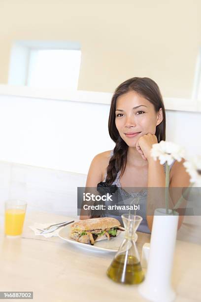 Mulher No Restaurante De Almoço - Fotografias de stock e mais imagens de 12 Horas - 12 Horas, 20-29 Anos, Aconchegante