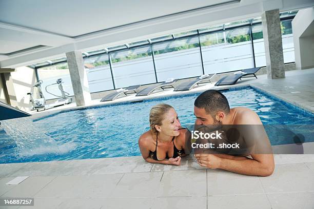 Feliz Pareja En La Piscina Foto de stock y más banco de imágenes de Adulto - Adulto, Adulto joven, Agua