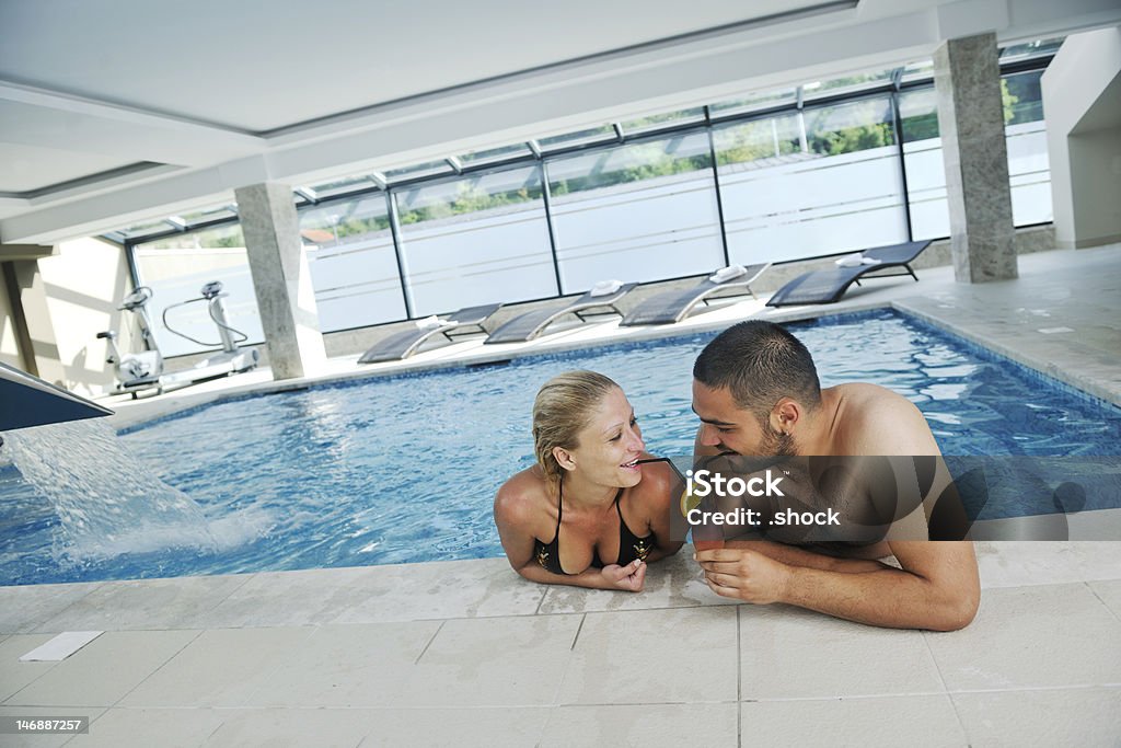 Casal feliz na piscina - Royalty-free Adulto Foto de stock