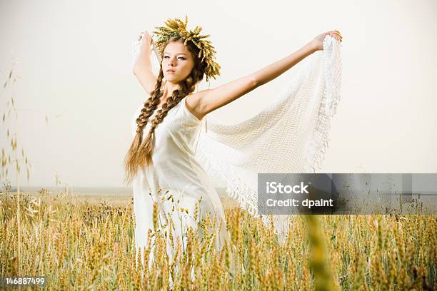 Młoda Kobieta W Łąka - zdjęcia stockowe i więcej obrazów Blond włosy - Blond włosy, Dorosły, Fotografika