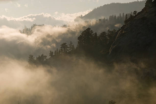 Yosemite brouillard de l'après-midi près de nuages de repos - Photo