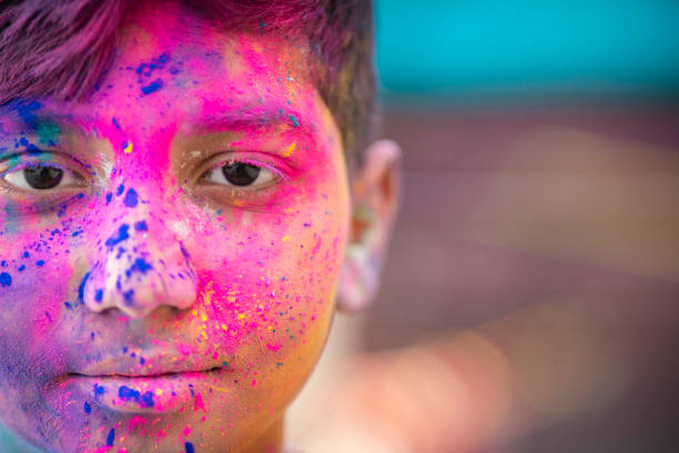 nahaufnahme porträt eines kleinen jungen, der holi mit farben feiert. - hinduism outdoors horizontal close up stock-fotos und bilder