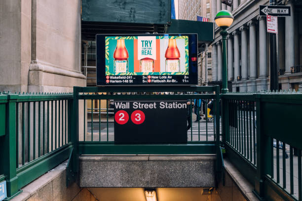 вход и лестница вниз к станции метро уолл-стрит в нью-йорке, сша. - subway station urban scene city new york city стоковые фото и изображения