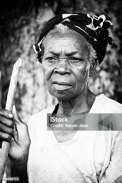 Alte Frau Auf Der Suche In Der Nähe Stockfoto und mehr Bilder von Afrikanischer Abstammung - Afrikanischer Abstammung, Alt, Fotografie