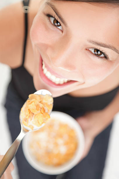 cornflakes женщина - eating cereal student human mouth стоковые фото и изображения