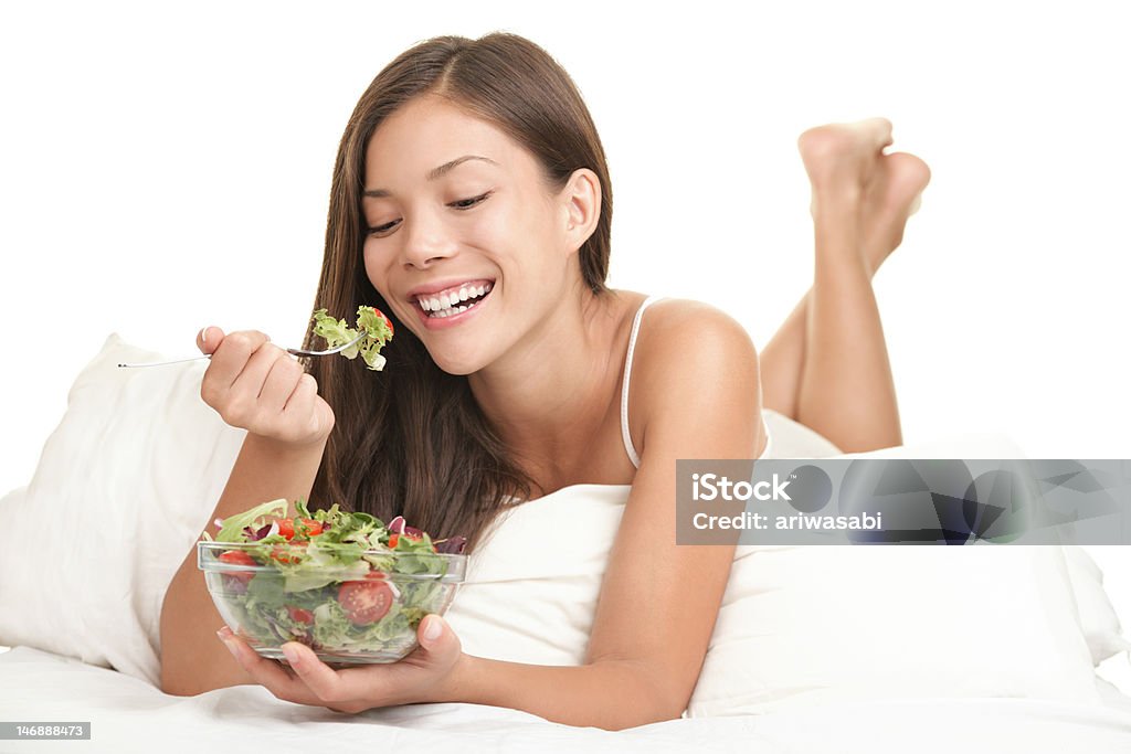 Mulher saudável, comendo salada na cama - Foto de stock de 20 Anos royalty-free