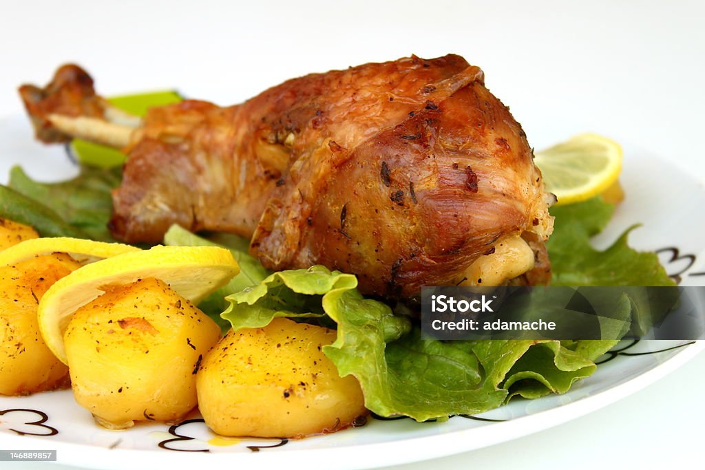 Turkey leg Turkey leg with potatoes and salad Fare Stock Photo