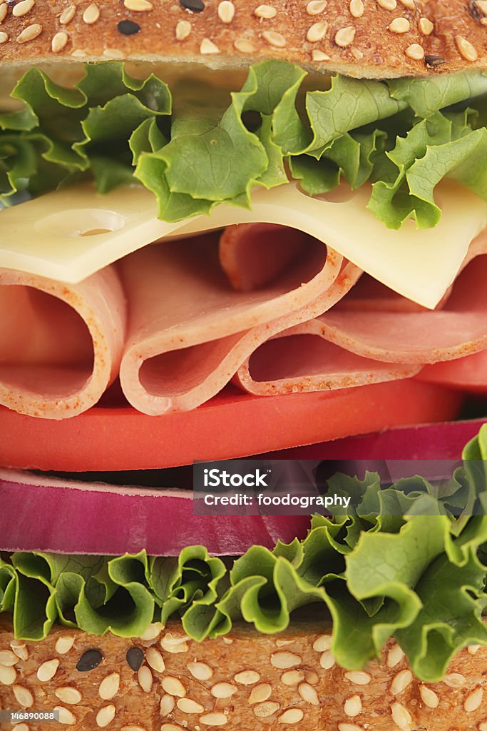 Primo piano di un panino al dettaglio - Foto stock royalty-free di Carne