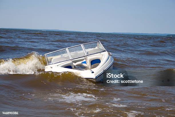 Gestrandet Boot Stockfoto und mehr Bilder von Wasserfahrzeug - Wasserfahrzeug, Bucht, Fließendes Gewässer