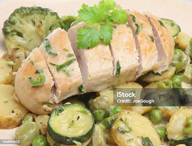 Huhn Mit Gemüse Und Estragon Stockfoto und mehr Bilder von Estragon - Estragon, Huhn - Geflügelfleisch, Bratkartoffel