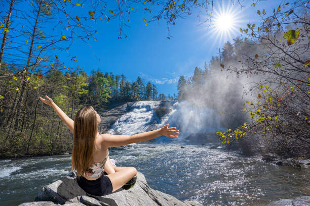 夏の山の景色に腕を伸ばして座っている女性。 - dupont state forest ストックフォトと画像