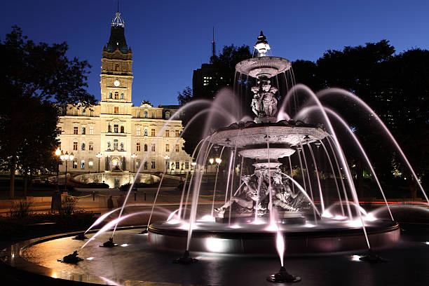 Tourny Fountain and Quebec Parliament Tourny Fountain and Quebec Parliament fã stock pictures, royalty-free photos & images