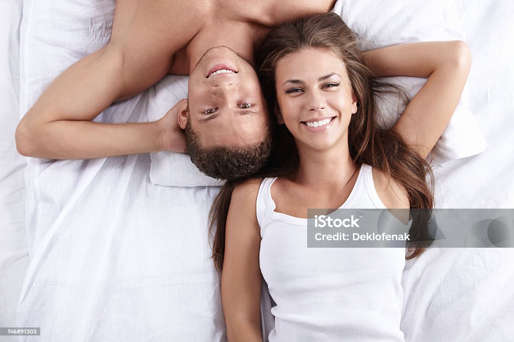 Feliz pareja - Foto de stock de Cama libre de derechos