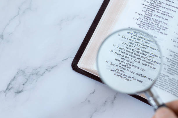 loupe au-dessus d’un livre de psaumes sacré ouvert 139 versets, vue de dessus - magnification bible magnifying glass book photos et images de collection