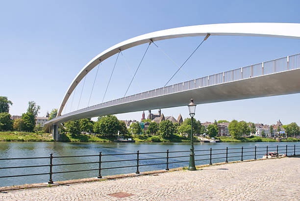 jembatan tinggi modern di atas sungai meuse di maastricht - grafi citra foto foto potret stok, foto, & gambar bebas royalti