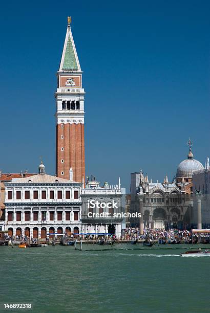 Foto de O Campanile E Da Praça De São Marcos Em Veneza e mais fotos de stock de Basílica de São Marcos - Basílica de São Marcos, Campanário - Torre, Campanário - Veneza