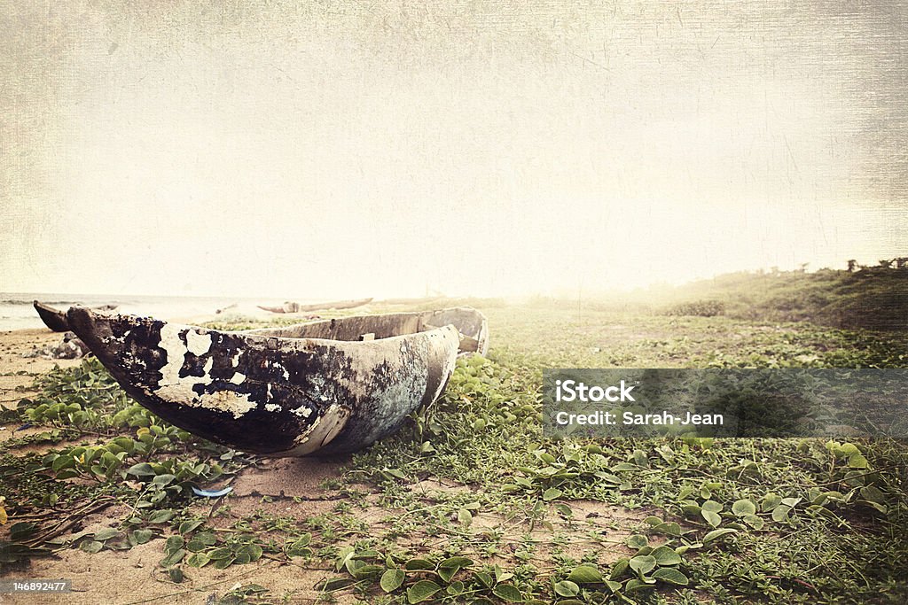 Barca da pesca seduto sulla spiaggia, texture aggiunto - Foto stock royalty-free di Liberia