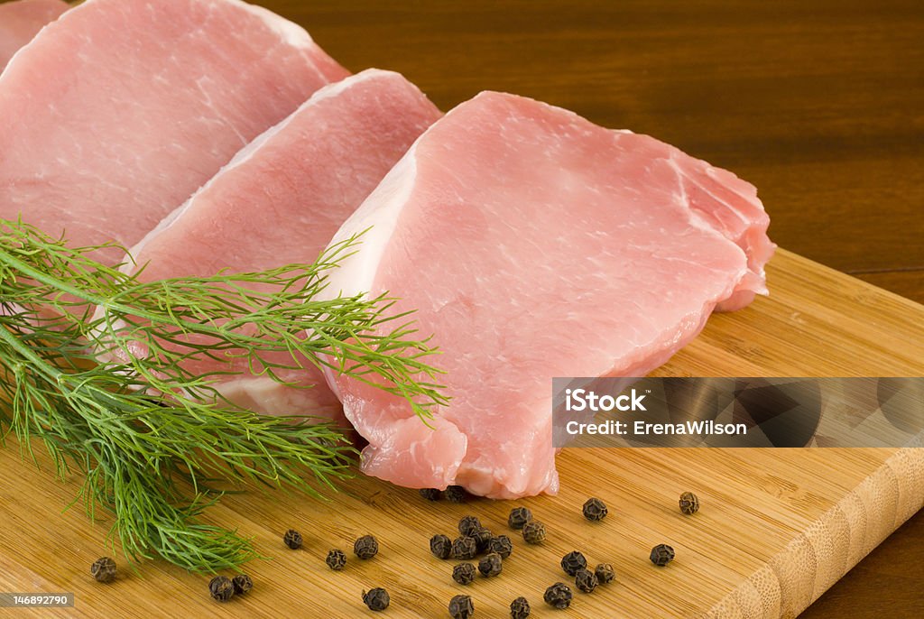 Bistecas de porco, endro e pimenta-do-reino - Foto de stock de Branco royalty-free