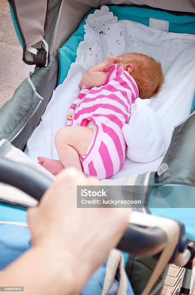 Bebé recién nacido durmiendo en la pram - Foto de stock de Adulto libre de derechos