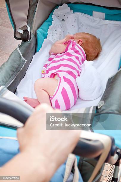 Bebé Recién Nacido Durmiendo En La Pram Foto de stock y más banco de imágenes de Adulto - Adulto, Aire libre, Andar