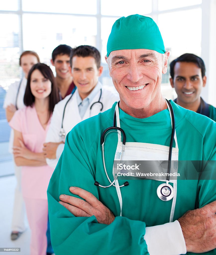 Multietnico gruppo medico sorride alla macchina fotografica - Foto stock royalty-free di Ospedale